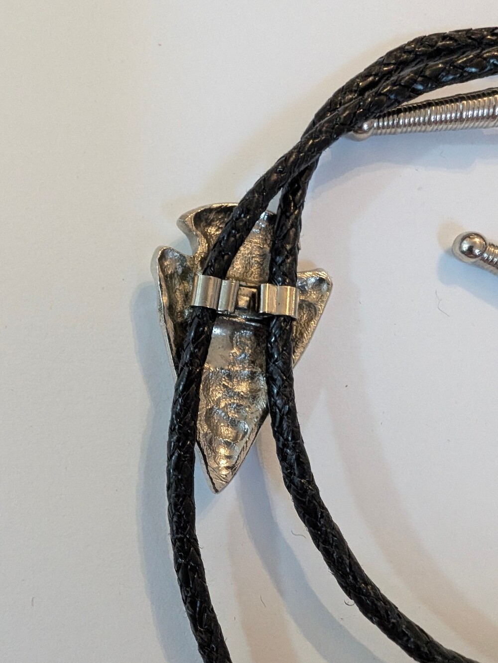 Vtg Silver- Tone Textured Arrowhead Bolo Tie - Picture 2 of 2